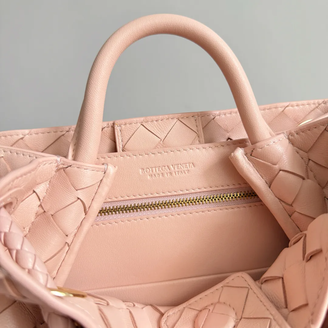 The new Andiamo batch of 3060 BV is shipped‼ ️The classic intercciato weaving process is used to create a soft bag, the metal knot is made of micro-cast aluminum using jewelry technology🪢, and the decorative beads are made of metal and hand-polished oak, allowing you to jump repeatedly between elegance and fun💃, making it unpredictable. Classic and versatile, it shows off your temperament, and the bag has a large capacity, making it very convenient for daily commuting! It has a variety of carrying methods, the shoulder straps can be adjusted by yourself, the original lambskin feels soft and delicate, and the unisex style breaks gender boundaries and brings a more practical and long-lasting use experience. The Andiamo, which has both elegant and casual styles, perfectly interprets the "fashionable old money style". Style number: 743568+wood hardware Color: Lotus root powder Size: 25*22*10.5cm